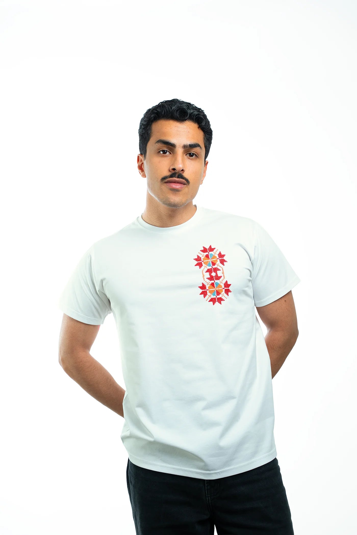 T-shirts brodés à la main