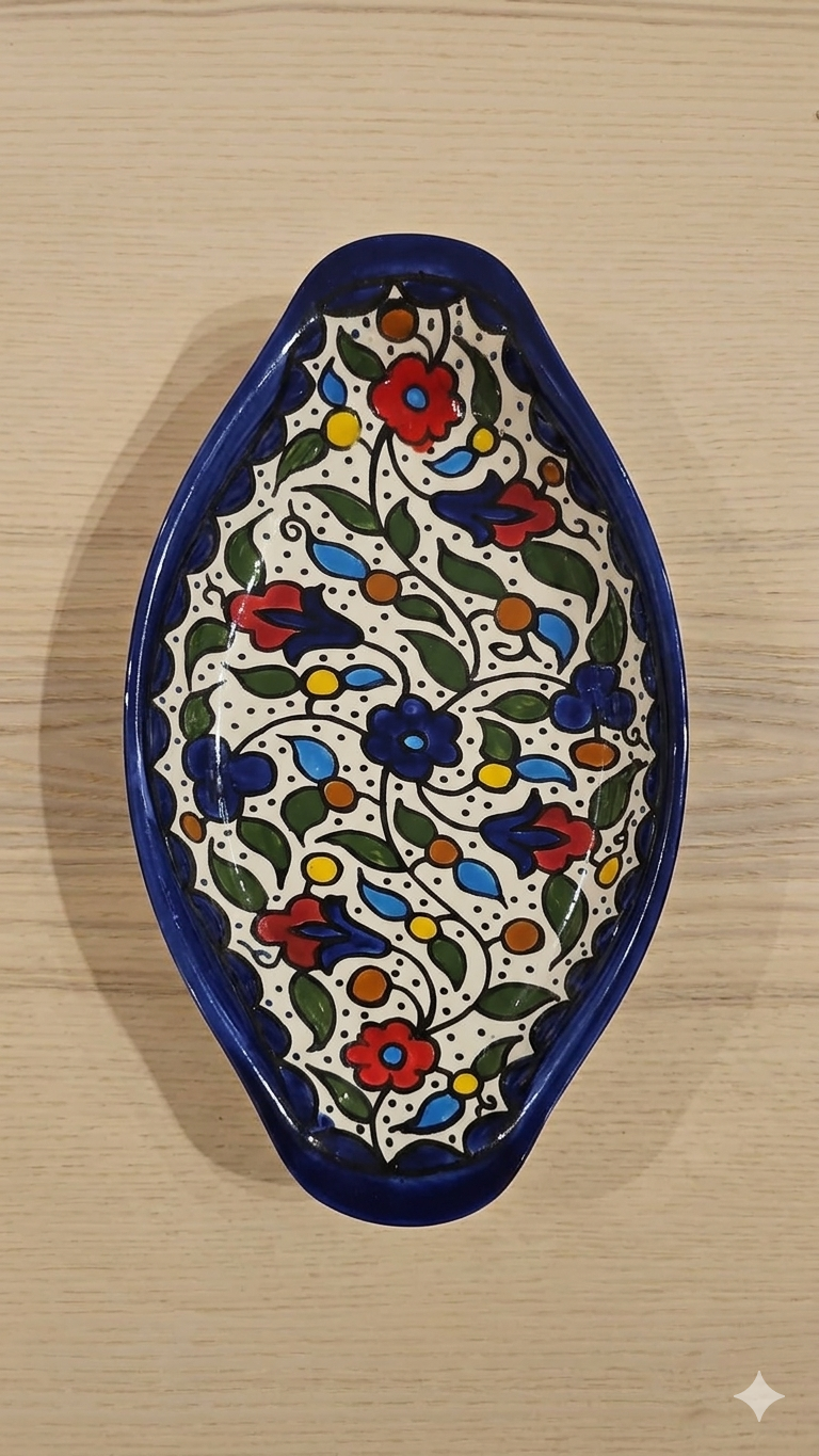 Platos de diferentes colores y tamaños.