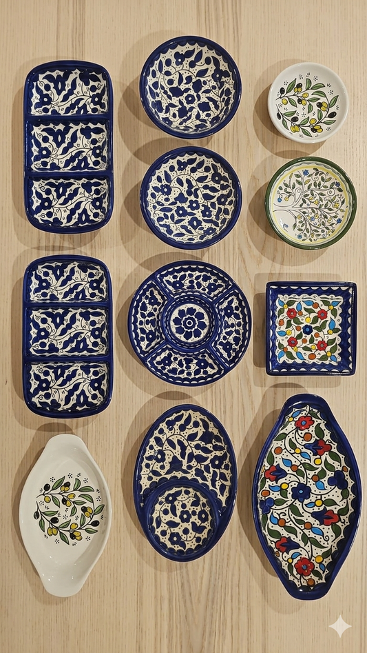 Platos de diferentes colores y tamaños.