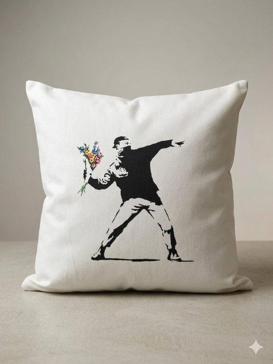 Cojines de Colección: El Arte Urbano de Banksy y la Resistencia Cultural
