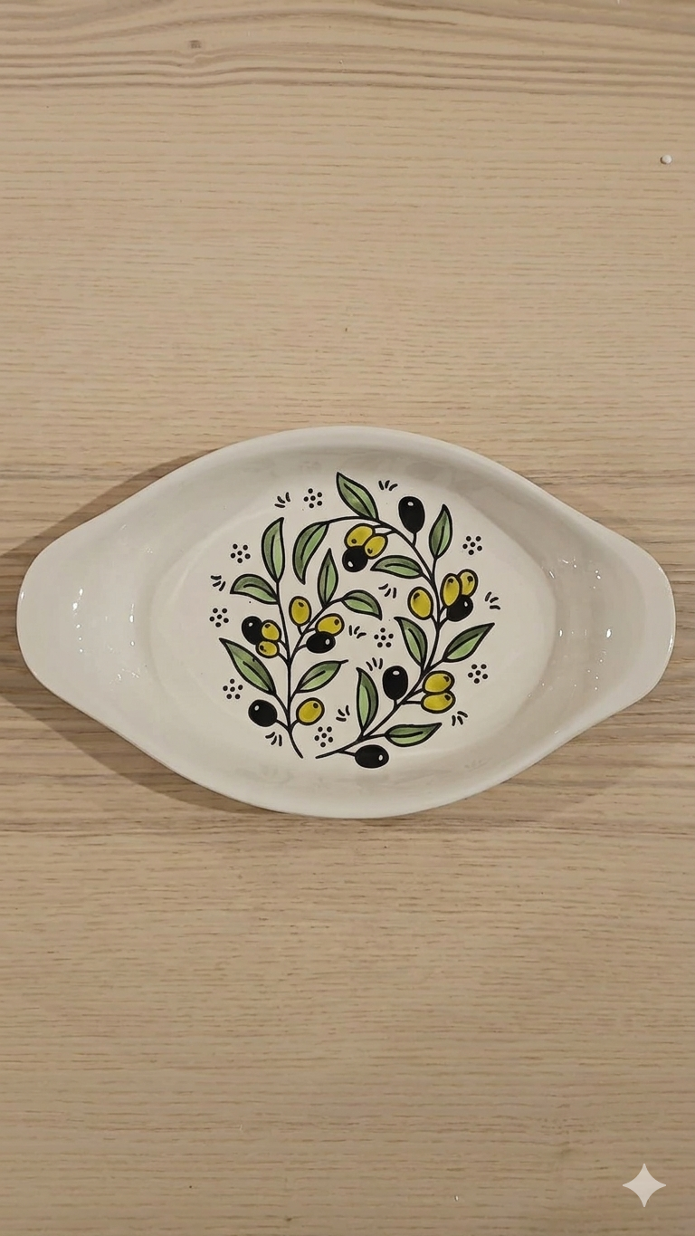 Platos de diferentes colores y tamaños.