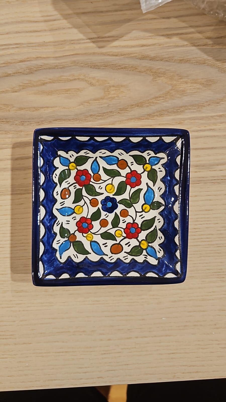 Platos de diferentes colores y tamaños.